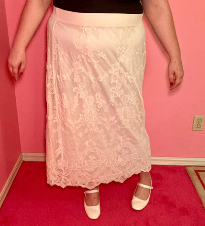 White Lace Skirt (22/24W)